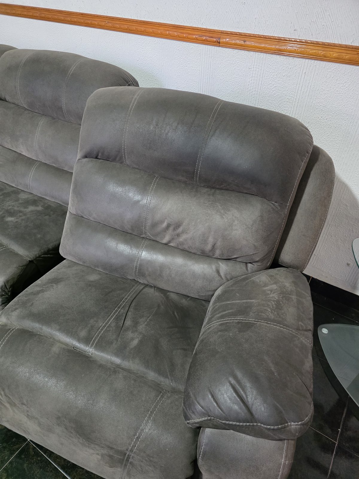 Sillón reclinable antes y después de la limpieza profunda antes