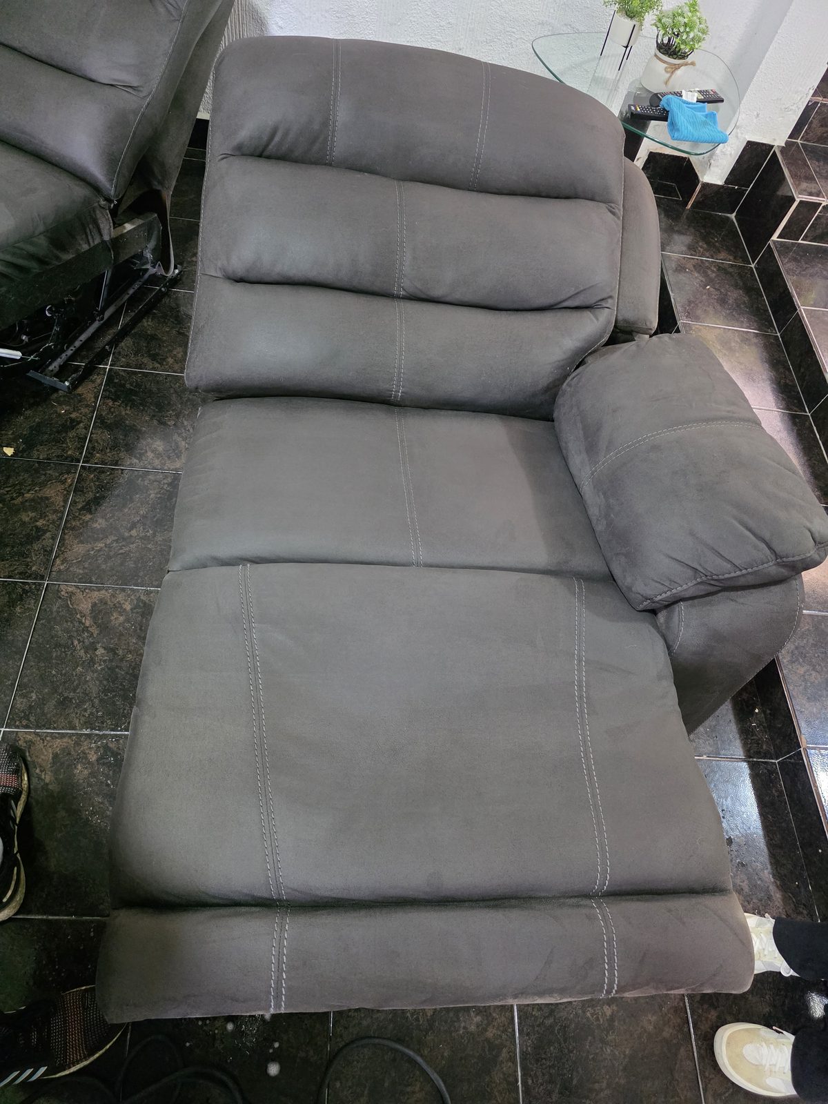 Sillón reclinable antes y después de la limpieza profunda después