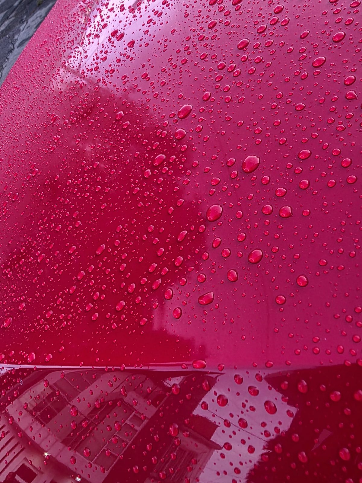 Pintura roja con acabado espejo y gotas de agua